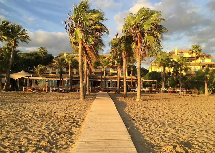 Superb Front Line Location With Heated Pool * מארבלה