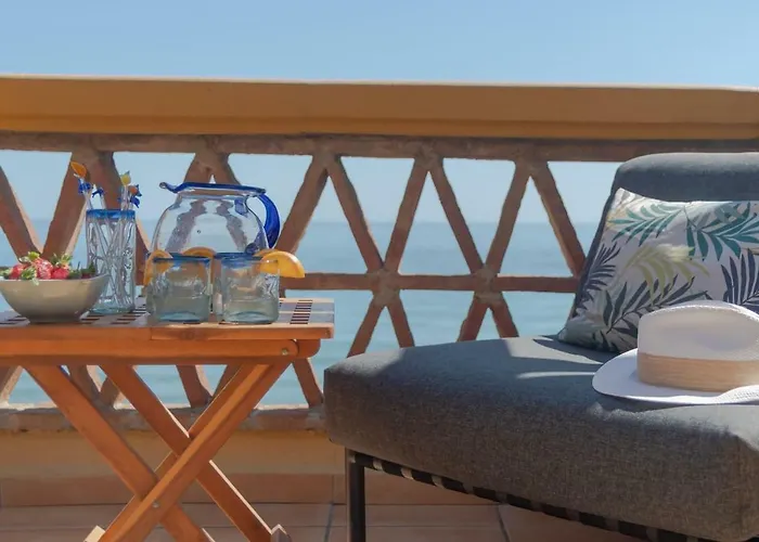 Superb Front Line Location With Heated Pool דירה