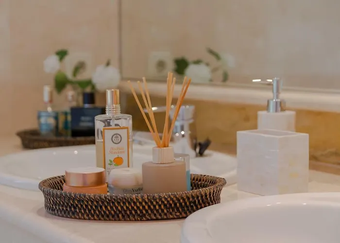 Superb Front Line Location With Heated Pool דירה