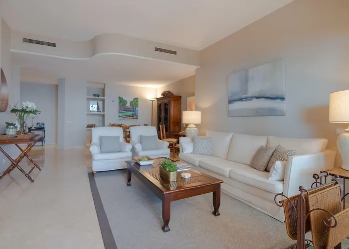 Superb Front Line Location With Heated Pool * מארבלה